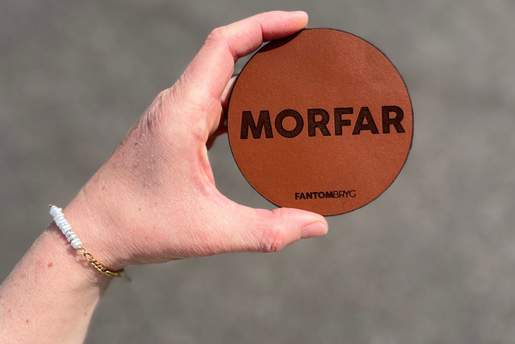 MORFAR - Håndlavet ølbrik i kernelæder