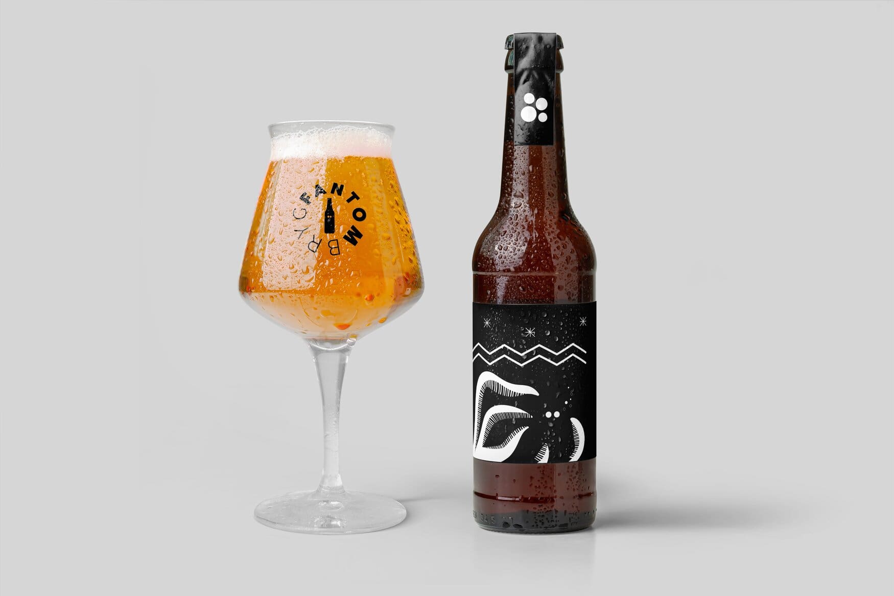 Fantombryg specialøl med skænket øl i Fantombryg-glas